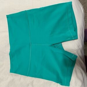 Lululemon Wunder Train Shorts in Kelly Green